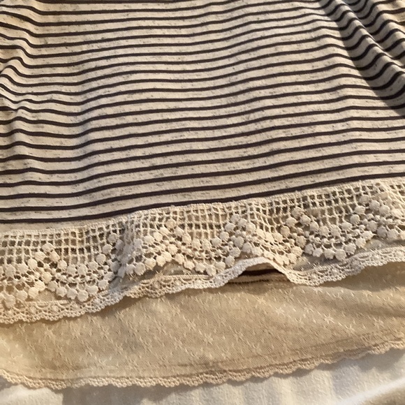 Hi low stripped top with lace at the bottom - Picture 5 of 7